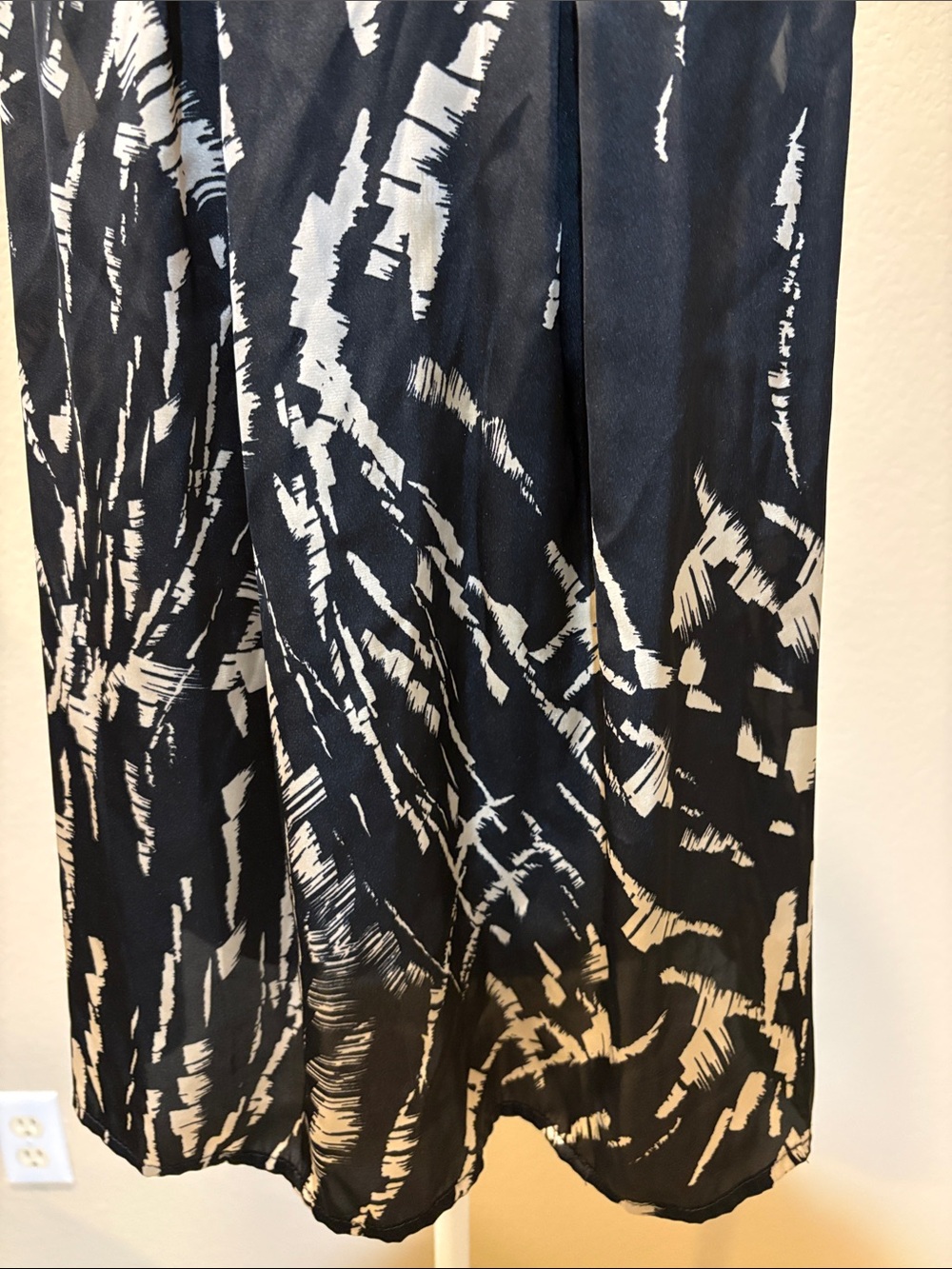 a.n.a Black and Cream Abstract Halter Camisole with Tie Back-Size M - Picture 7 of 12